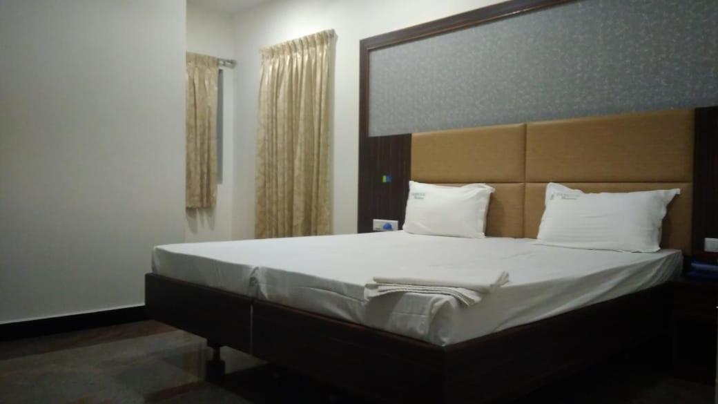 Famous Residency Hotel Tiruchirappalli Exterior foto