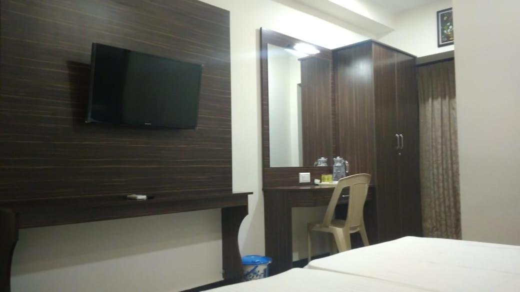 Famous Residency Hotel Tiruchirappalli Exterior foto